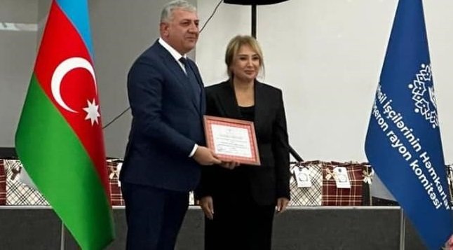 İlhamə Abdullayeva təmir üçün pul yığılan məktəbın dirketoru Şahin Yusifovu Fəxri Fərmanla təltif etdi-Video