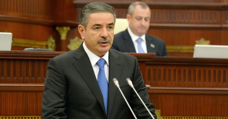 General Milli Məclisdə hesabat verir