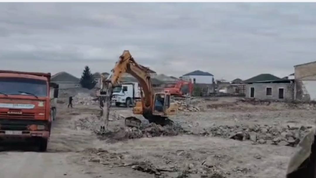 Suraxanı rayonunda bu qanunsuz tikintiyə hansı şərtlərlə icazə verirlib?-Video