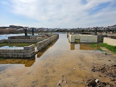 Qəbirlər su altında, məsuliyyət isə havada – Abşeronda laqeydliyin acı Nəticəsi: Başçı Abdin Fərzəliyev HARADADIR? Bələdiyyə sədri niyə susur?